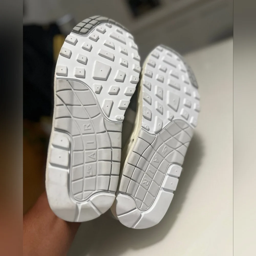 GRAY- PURE PLATINUM WOMENS NIKE AIR MAX 1 - Picture 4 of 5